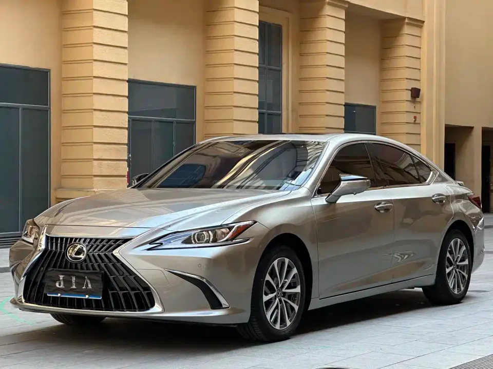 Lexus ES 300h Excellence Edition 2024