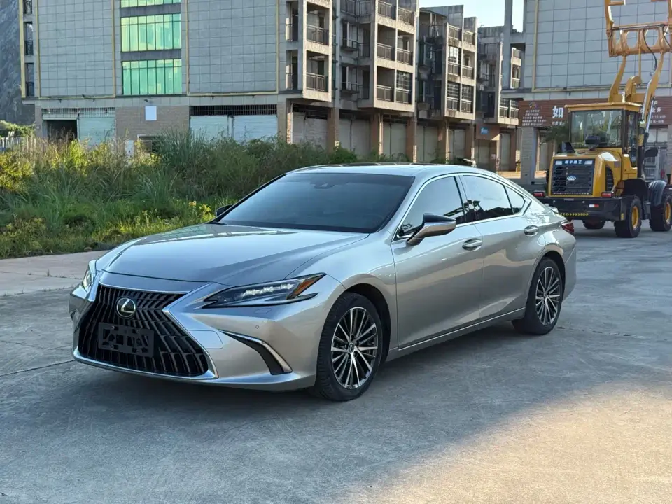 Lexus ES 300h Ultimate Edition 2023