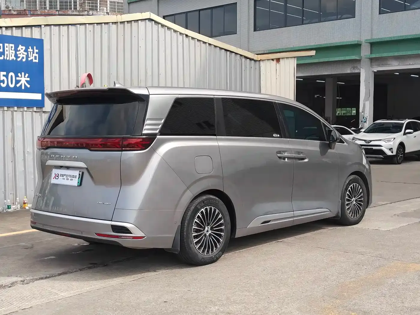 Denza D9 DM-i 970 AWD Flagship 2023 — фото 7