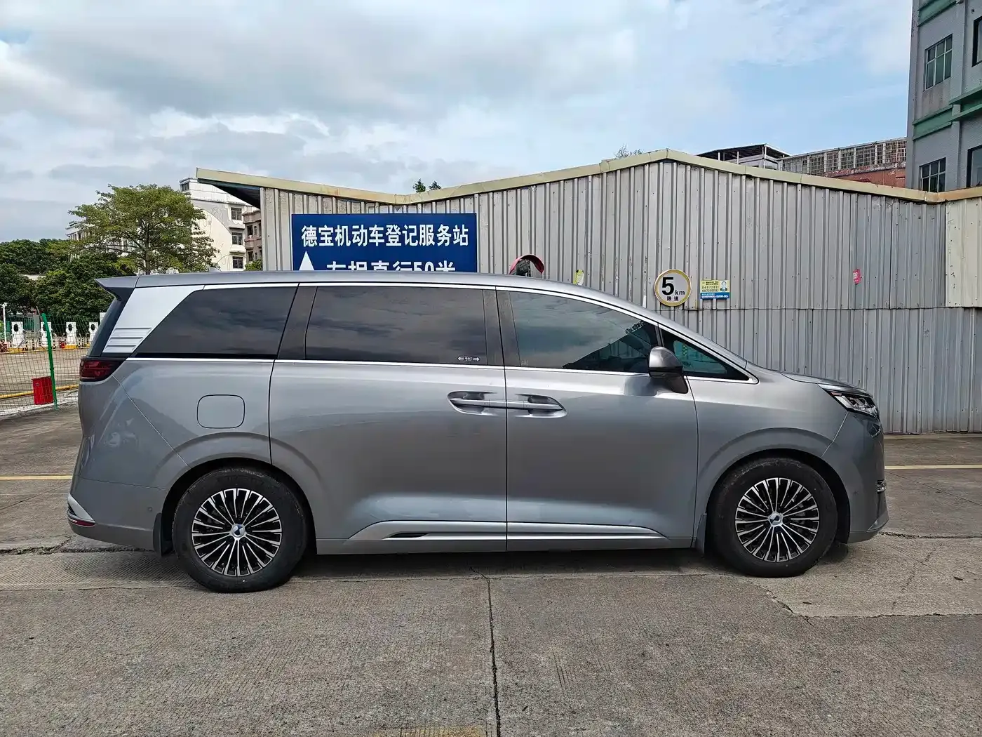 Denza D9 DM-i 970 AWD Flagship 2023 — фото 8
