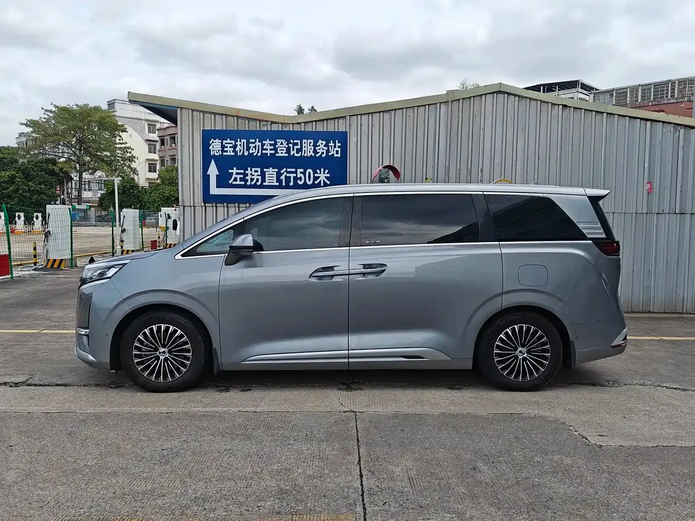 Denza D9 DM-i 970 AWD Flagship 2023 — фото 4