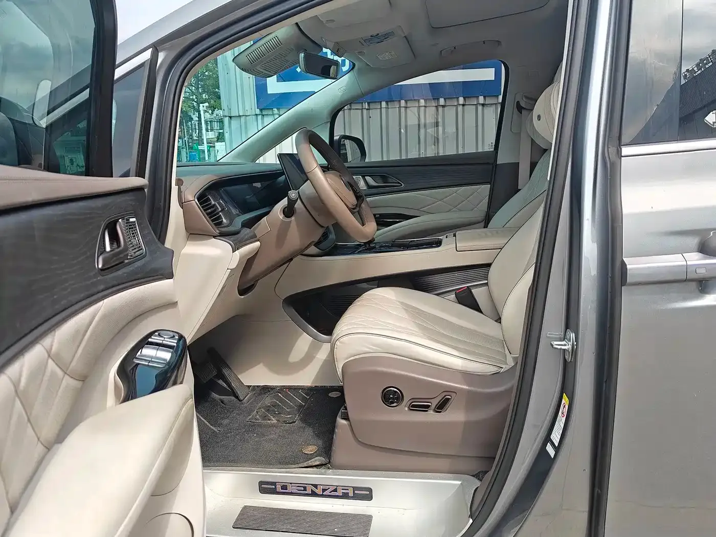 Denza D9 DM-i 970 AWD Flagship 2023 — фото 9