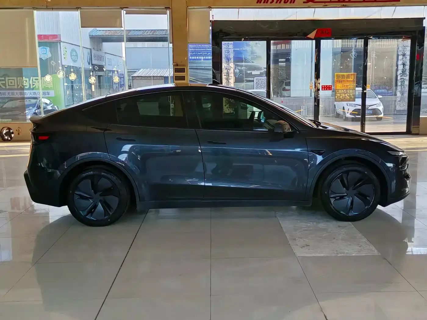 Tesla Model Y Rear-Wheel Drive 2025 — фото 7