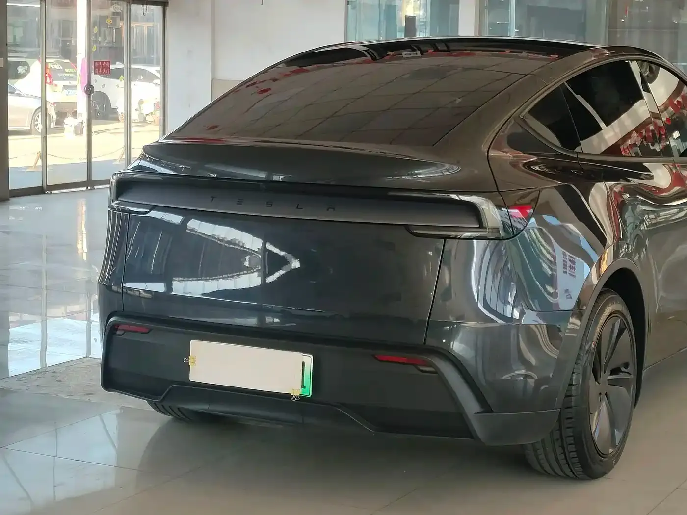 Tesla Model Y Rear-Wheel Drive 2025 — фото 10