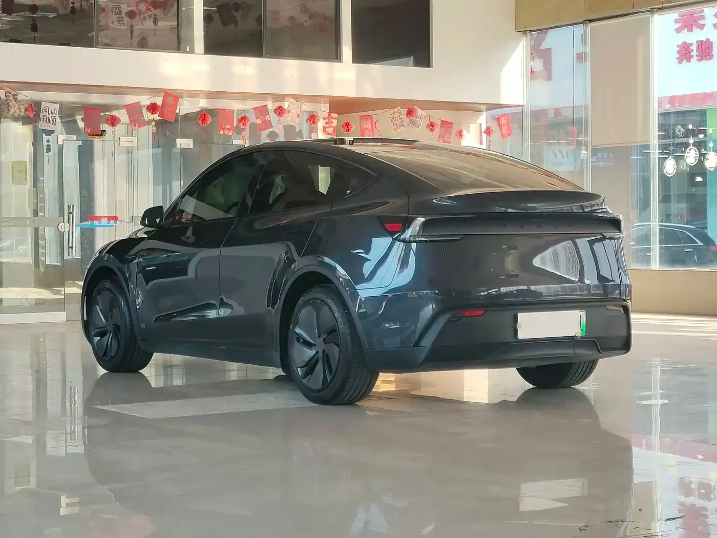 Tesla Model Y Rear-Wheel Drive 2025 — фото 6