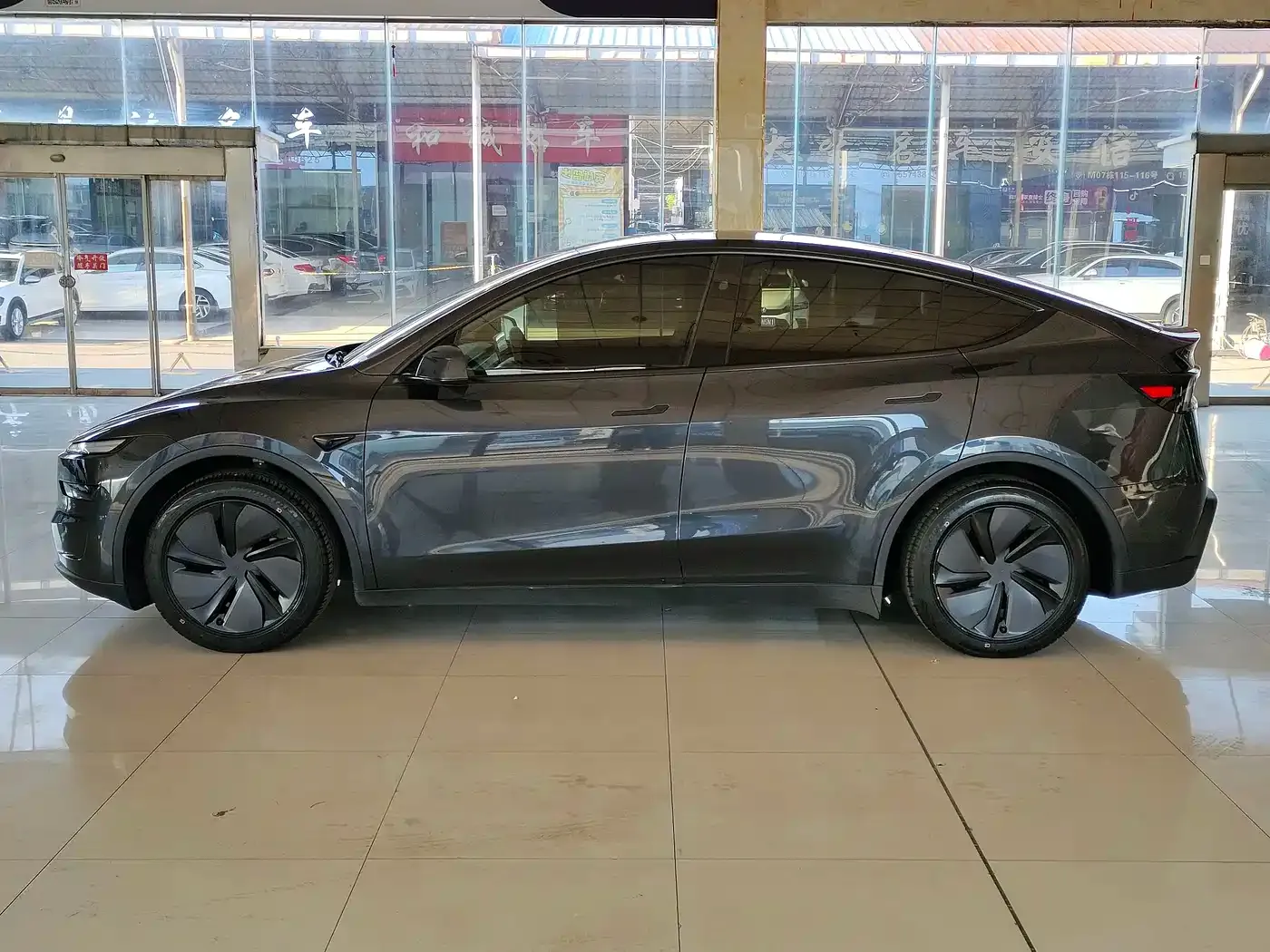 Tesla Model Y Rear-Wheel Drive 2025 — фото 8
