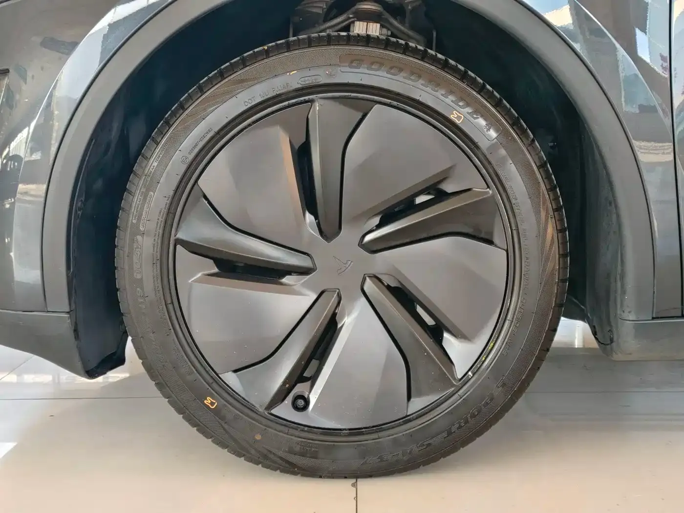 Tesla Model Y Rear-Wheel Drive 2025 — фото 11