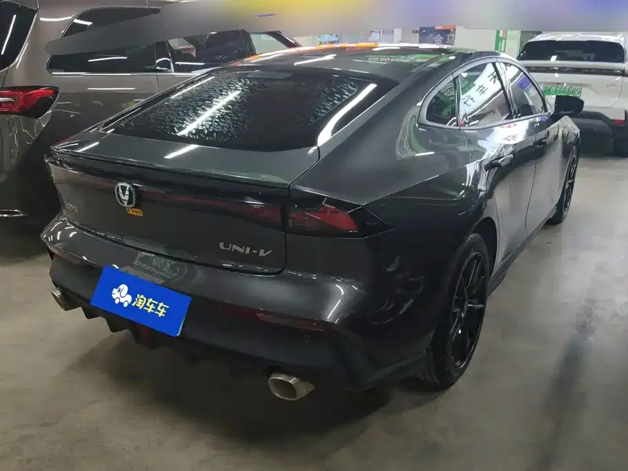 Changan UNI-V 1.5T Luxury Edition 2024 — фото 3