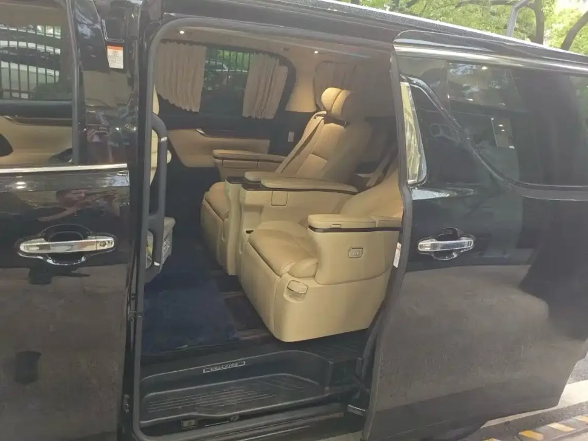 Toyota Vellfire Hybrid 2.5L HV Premium Edition 2020 — фото 4