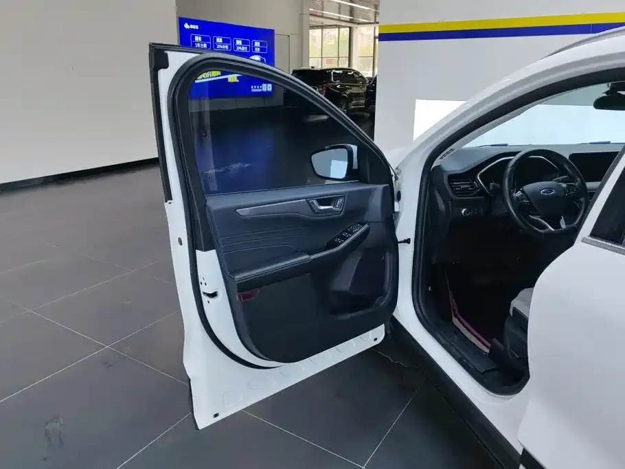 Ford Escape EcoBoost 245 2WD Premium Edition 2021 — фото 7