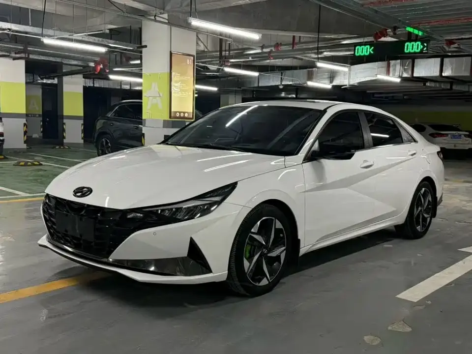 Hyundai Elantra 1.5L CVT LUX Premium Edition 2022