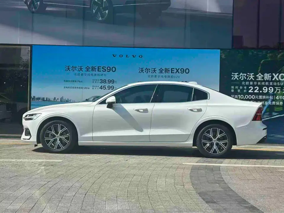 Volvo S60 B4 Smart Luxury Edition 2025