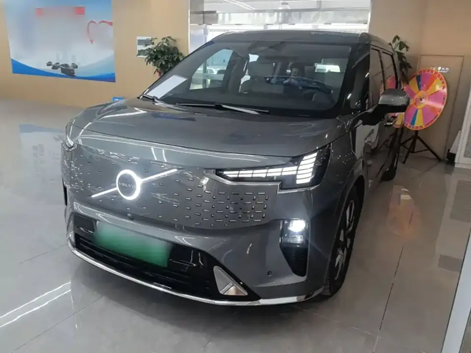 Volvo EM90 Ultra Six-Seater 2024