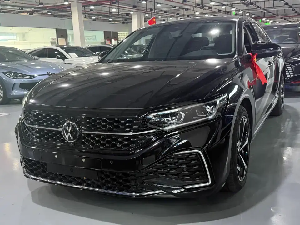 Volkswagen Passat 330TSI Luxury Edition 2023