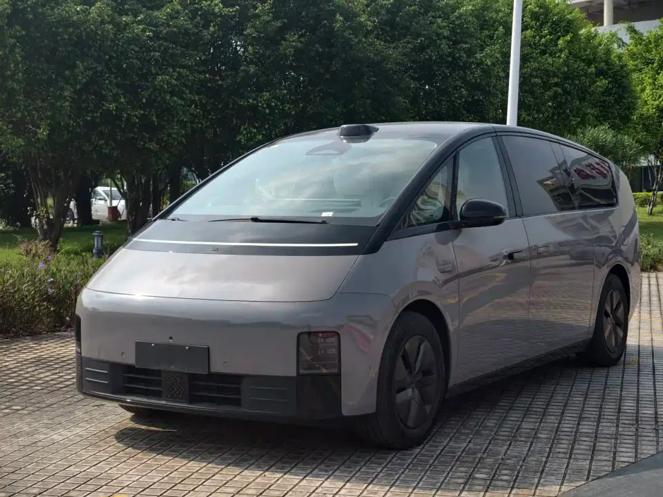 Li Auto MEGA Ultra 2024