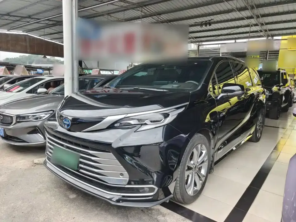 Toyota Sienna 2.5L Hybrid Platinum Edition 2023