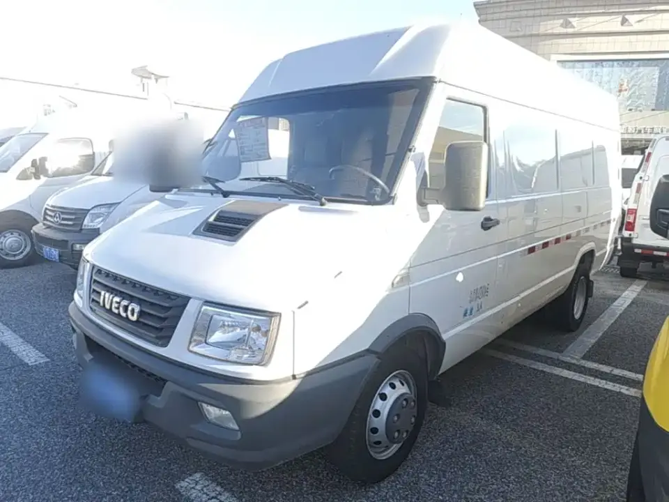 Iveco Daily 2.5T V40 2-3 Seats Long Wheelbase Medium Roof Dual Tire Manual Door 2023