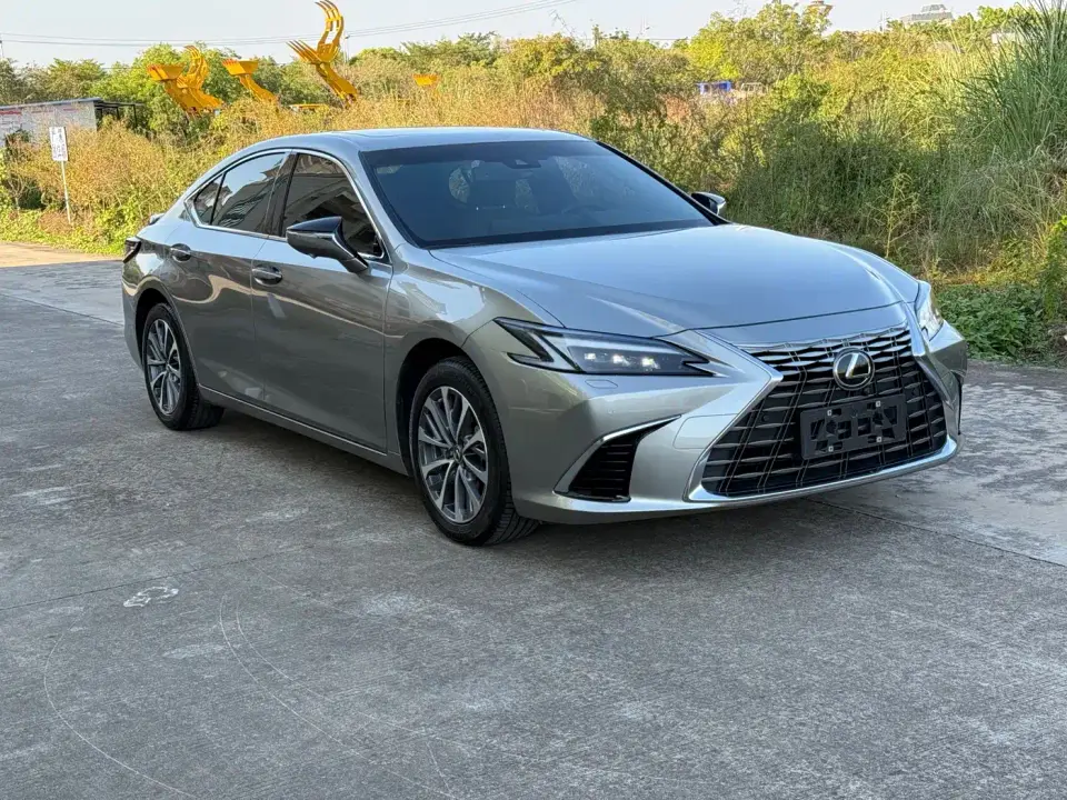 Lexus ES 300h Ultimate Edition 2025