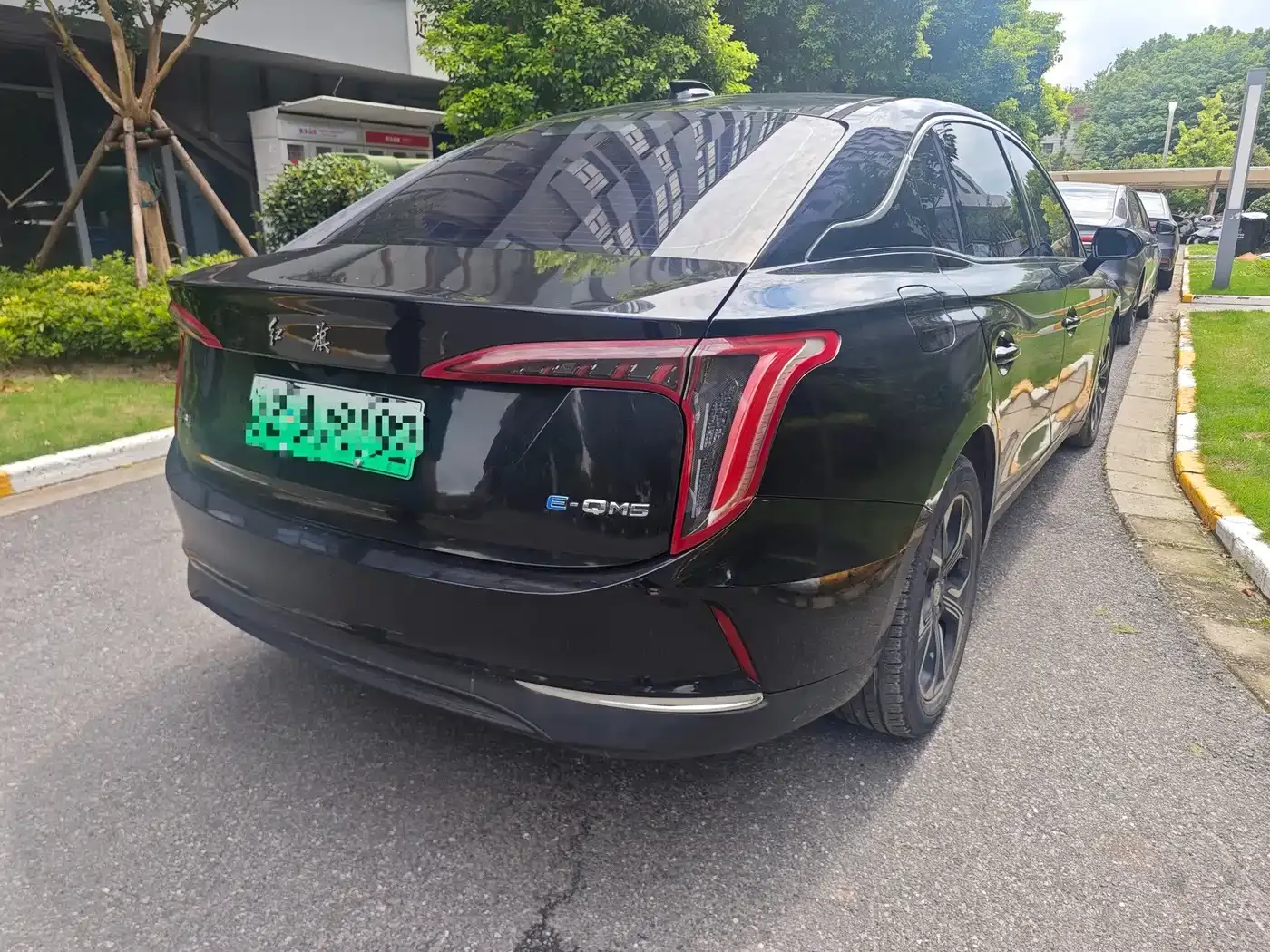 Hongqi E-QM5 Charging Flag Premium Edition 2021 — фото 6