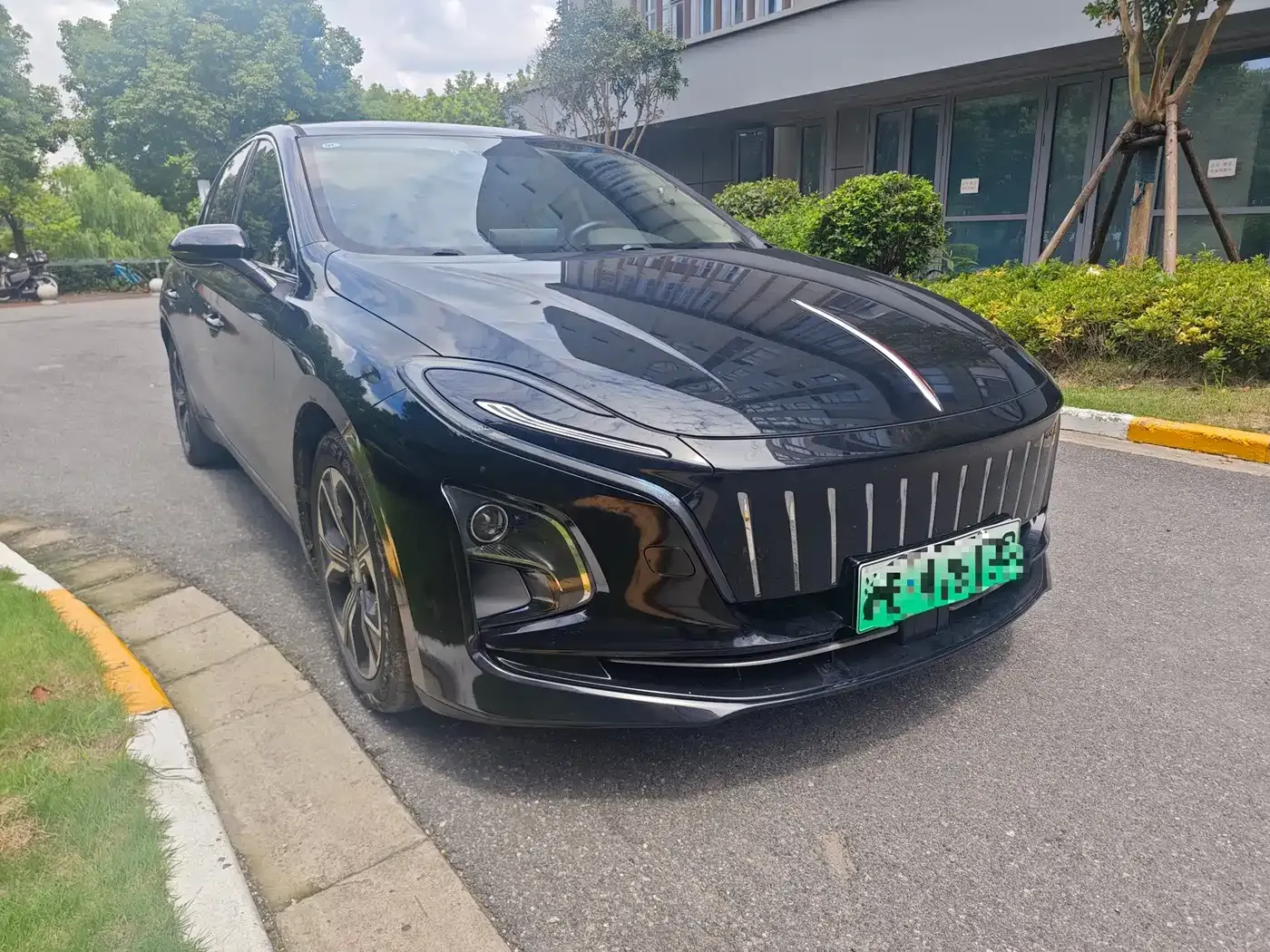 Hongqi E-QM5 Charging Flag Premium Edition 2021 — фото 3