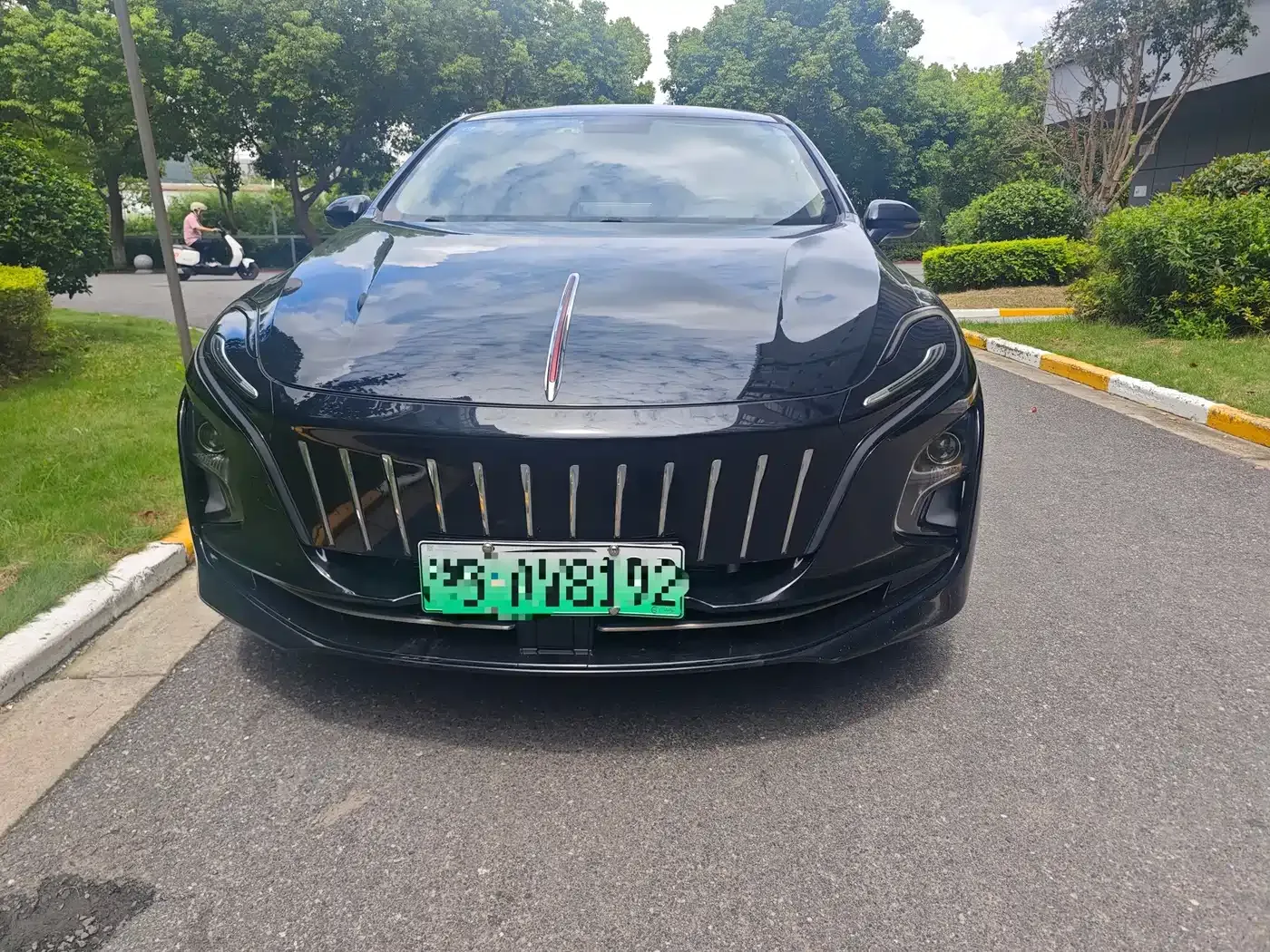 Hongqi E-QM5 Charging Flag Premium Edition 2021 — фото 2