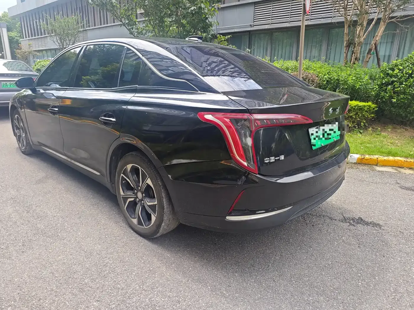 Hongqi E-QM5 Charging Flag Premium Edition 2021 — фото 4