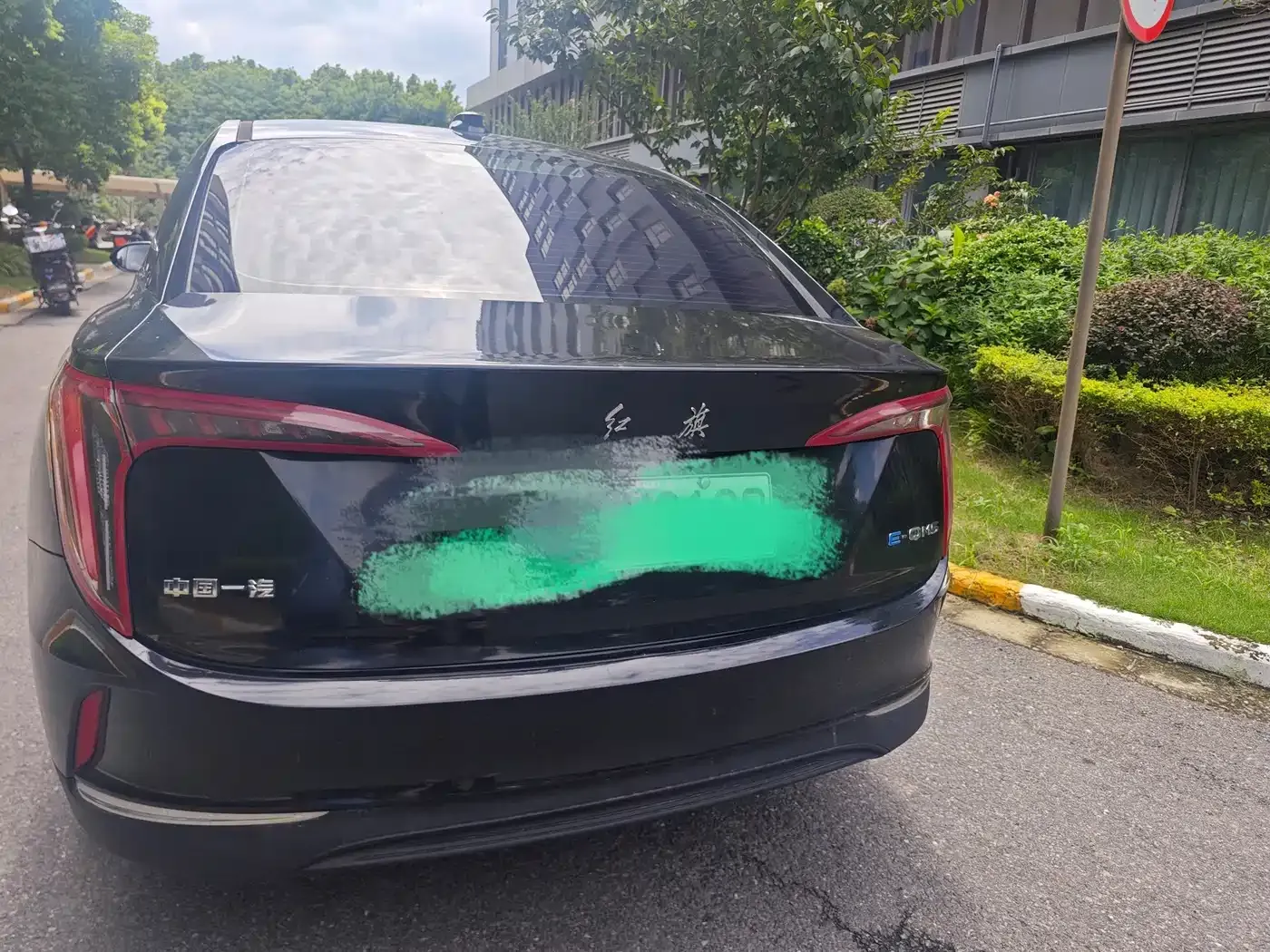 Hongqi E-QM5 Charging Flag Premium Edition 2021 — фото 5
