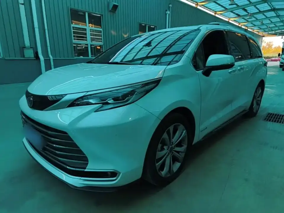 Toyota Sienna 2.5L Hybrid Premium Edition 2023