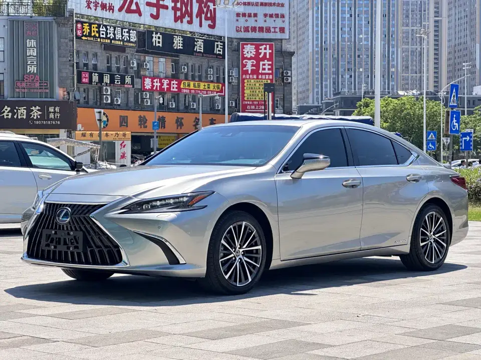 Lexus ES 300h Luxury Edition 2022