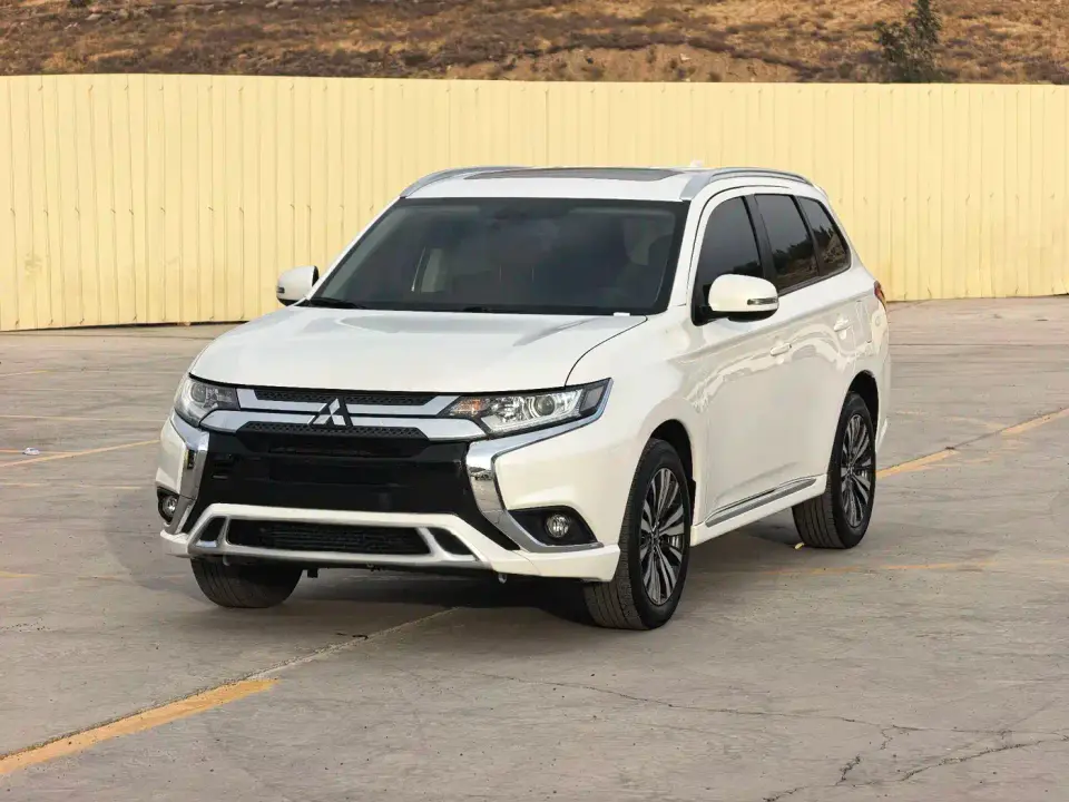 Mitsubishi Outlander Facelift 2.0L 2WD Premium Edition 5-Seater 2022