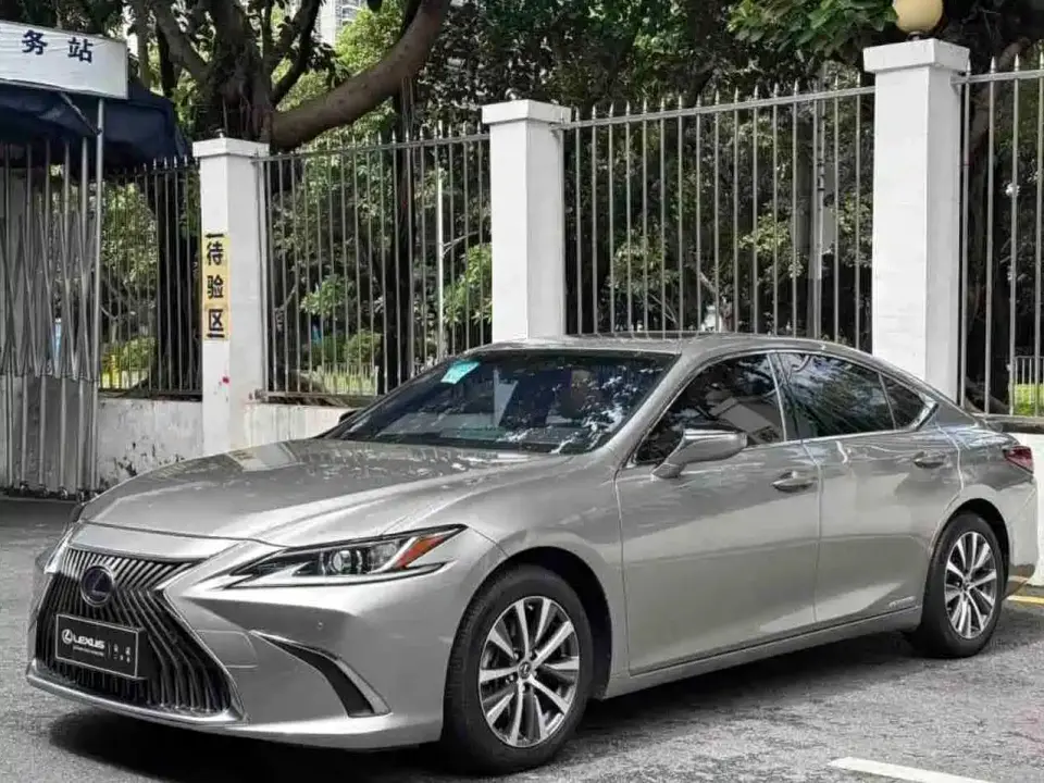 Lexus ES 300h Excellence Edition 2022