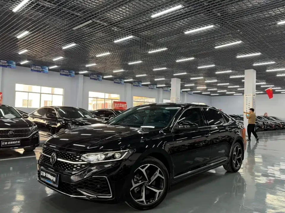 Volkswagen Passat Outstanding 380TSI Starlight Dragon Glory Edition 2025