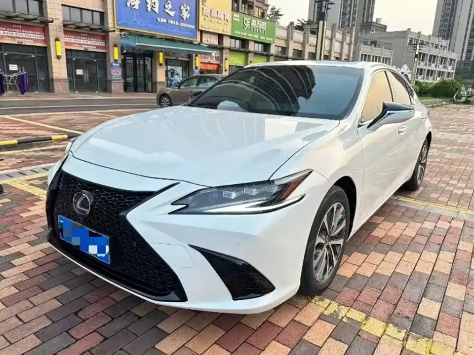 Lexus ES 300h Excellence Edition 2022