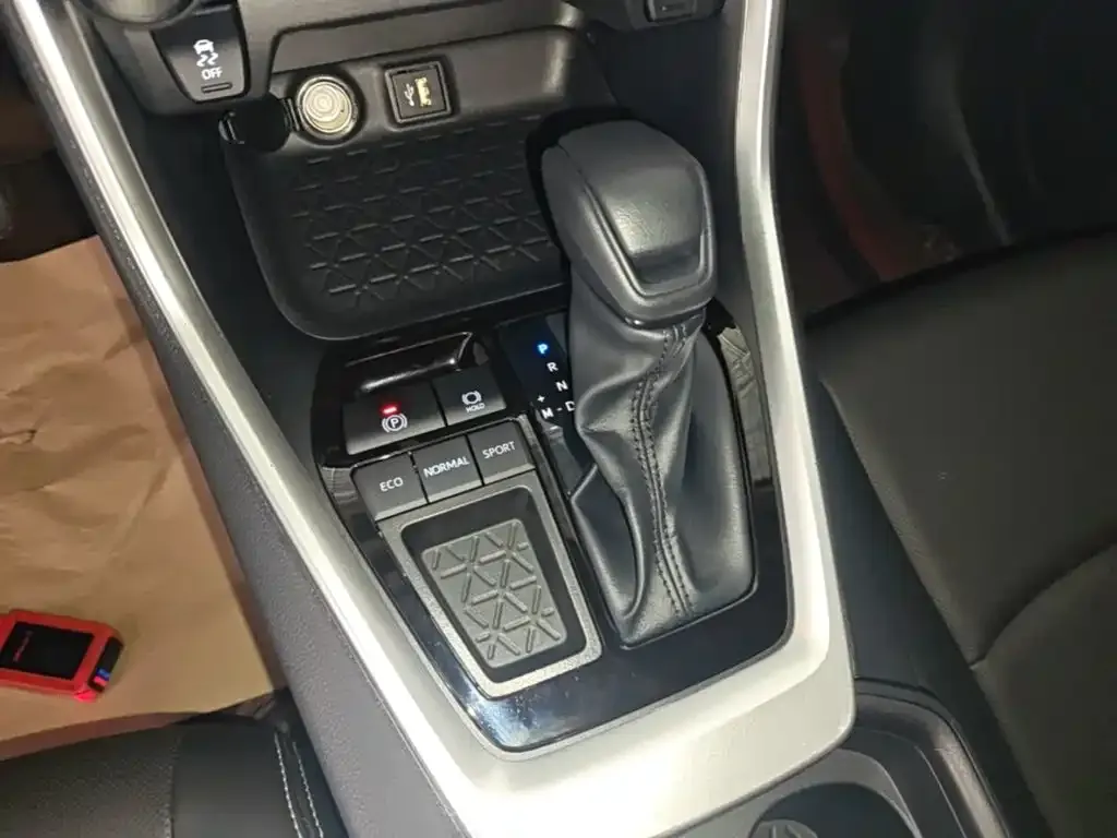 Toyota RAV4 Rongfang 2.0L CVT FWD Urban Edition 2024 — фото 14