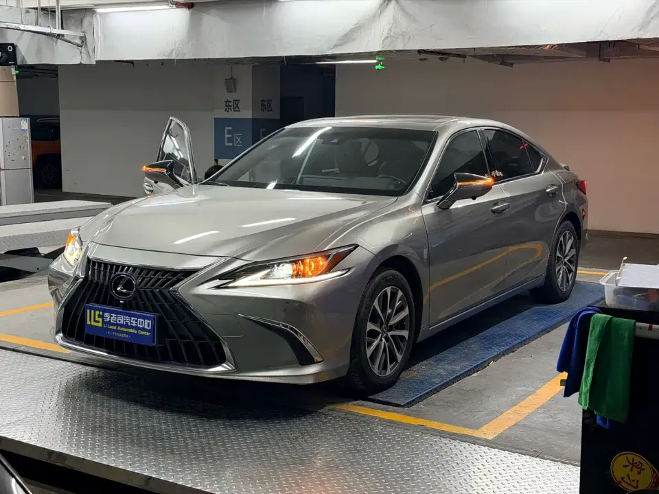 Lexus ES 300h Excellence Edition 2022