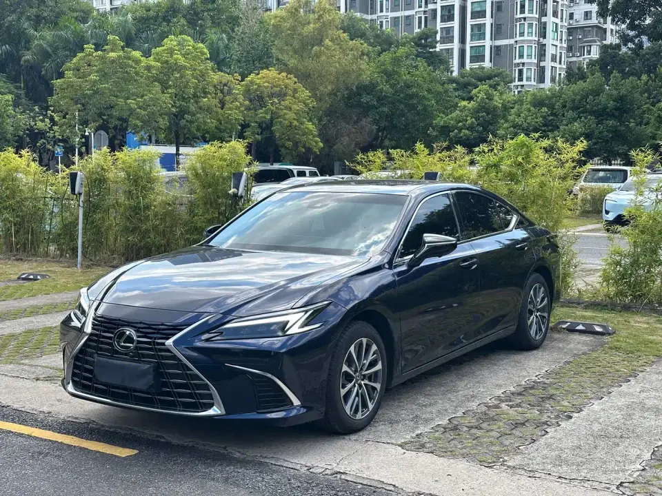 Lexus ES 200 Ultimate Edition 2025