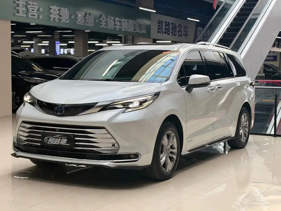 Toyota Sienna 2.5L Hybrid Platinum Edition 2022
