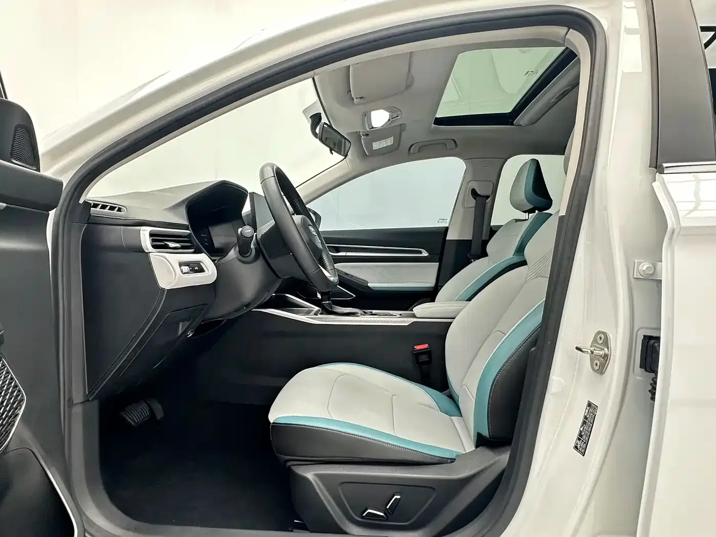 Geely Emgrand 4th Gen Champion Edition 1.5L CVT Flagship 2023 — фото 4