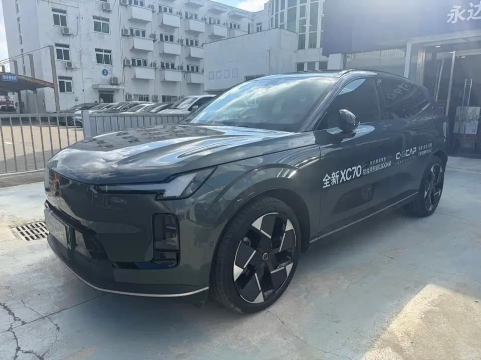 Volvo XC70 Plug-in Hybrid High-end Version 2025