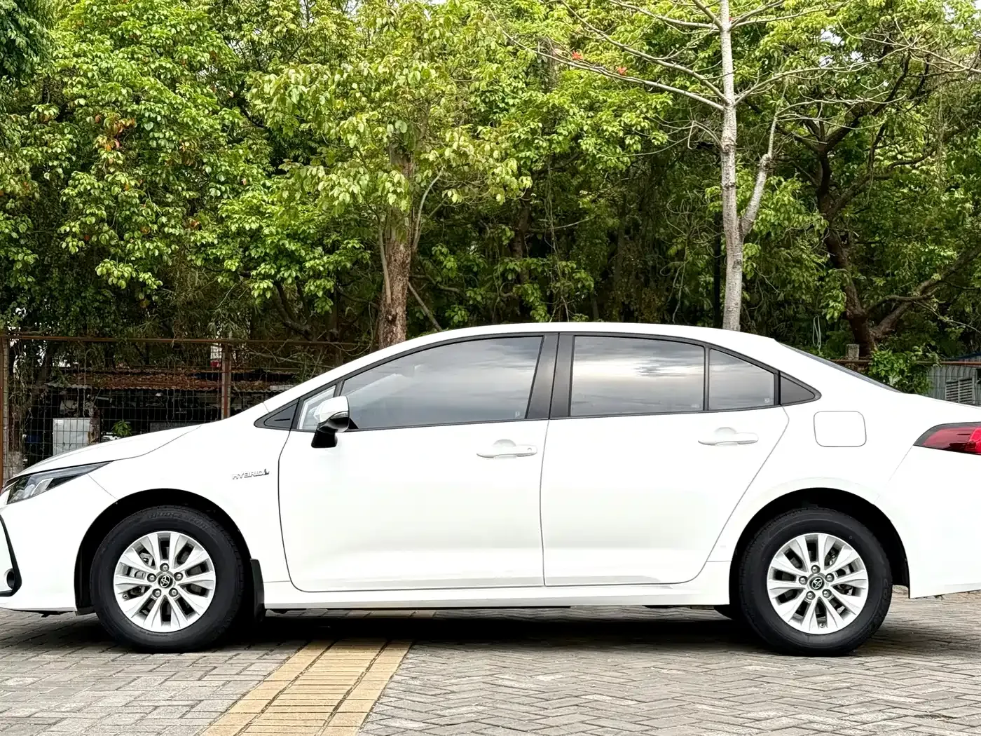 Toyota Corolla Hybrid 1.8L E-CVT Pioneer Edition 2022 — фото 4