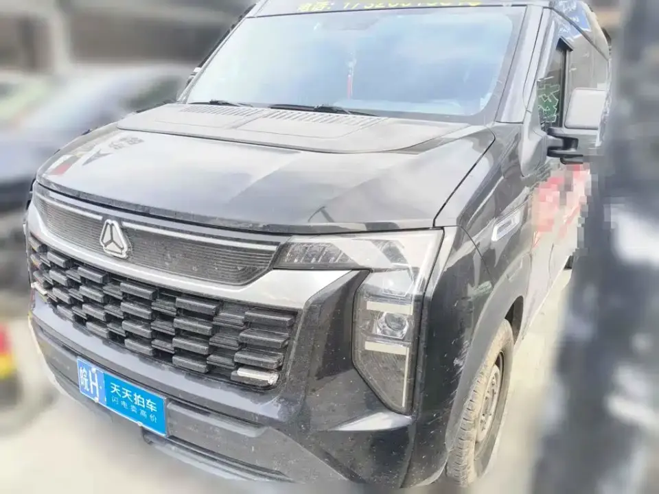 Sinotruk Xianfeng V Multi-function Version 2.0T Manual Medium Wheelbase Medium Roof 2025
