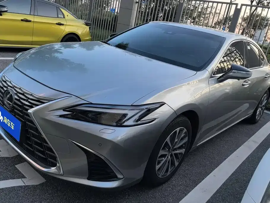 Lexus ES 300h Ultimate Edition 2025