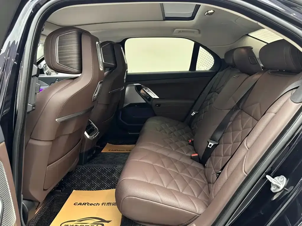 BMW 7 Series Model 740Li Leading M Sport Package 2025 — фото 9