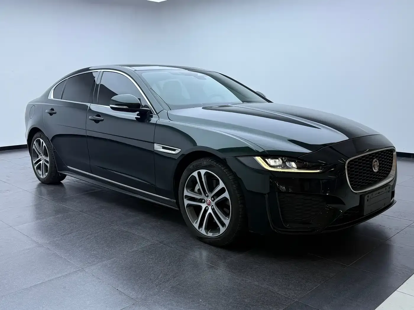 Jaguar XEL Model 2.0T 250PS R-DYNAMIC S Progressive Sport Edition 2024 — фото 3