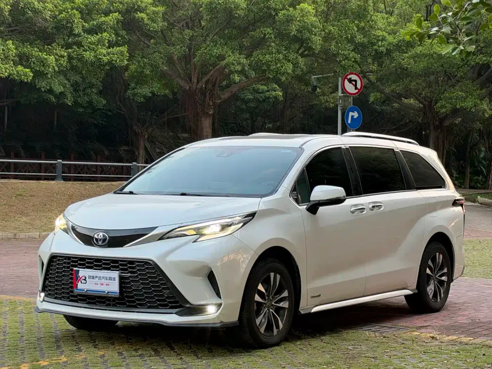 Toyota Granvia 2.5L Hybrid Luxury Edition 2024
