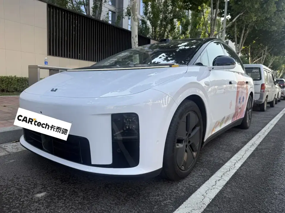 Li Auto Li i8 Standard Edition 2025