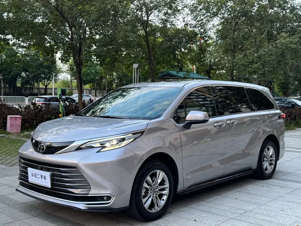 Toyota Sienna 2.5L Hybrid 4WD Premium Edition 2025