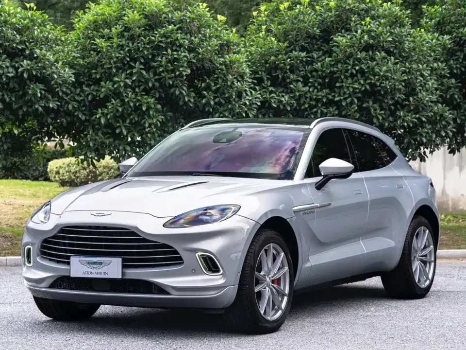 Aston Martin DBX 3.0T STRAIGHT-SIX 2024
