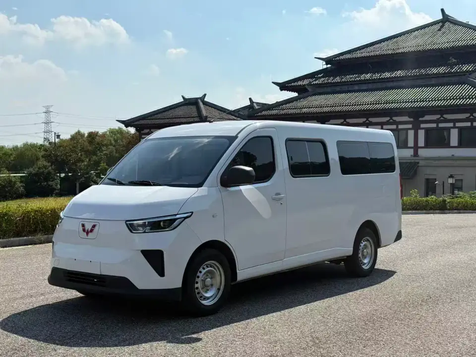 Wuling Motors Wuling Yangguang Model 330km Passenger Van Comfort Version 2026