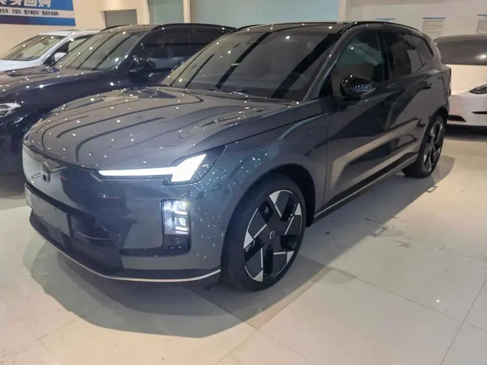 Volvo XC70 Plug-in Hybrid High-end Version 2025